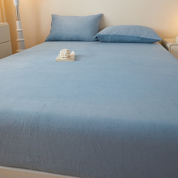 91家纺网 家纺一手货源 找家纺 鑫钰 2024秋冬新款加厚牛奶绒简约纯色床笠 湖蓝