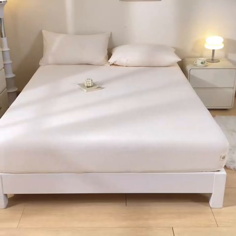 91家纺网 家纺一手货源 找家纺 鑫钰 2024秋冬新款加厚牛奶绒简约纯色床笠 米白