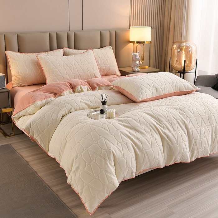 91家纺网 家纺一手货源 找家纺 菡宝 2024新款贝壳边无印风230g雕花绒单被套 华威-米白玉