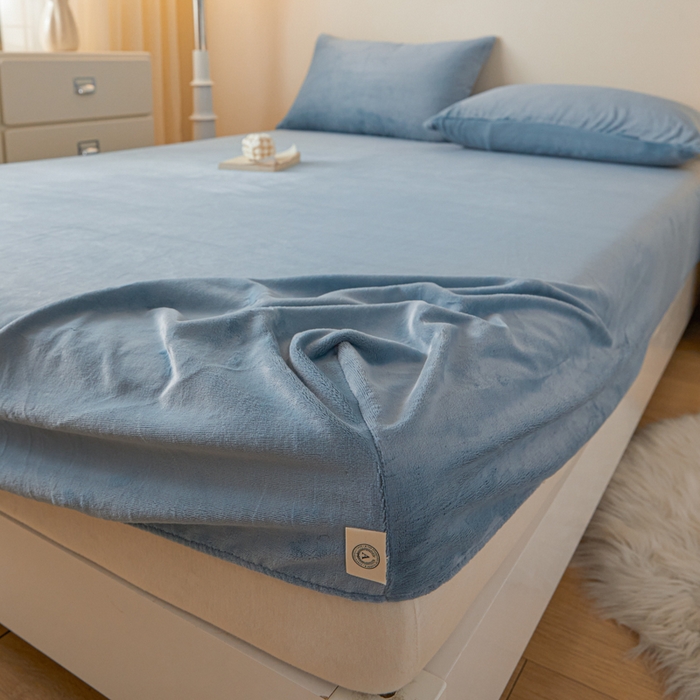 91家纺网 家纺一手货源 找家纺 鑫钰 2024秋冬新款加厚牛奶绒简约纯色床笠 湖蓝