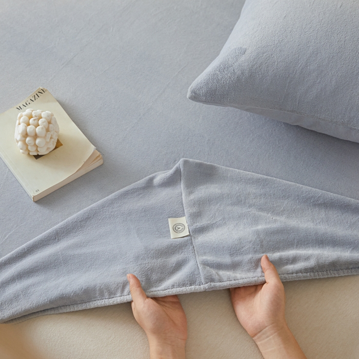 91家纺网 家纺一手货源 找家纺 鑫钰 2024秋冬新款加厚牛奶绒防水床笠 浅灰