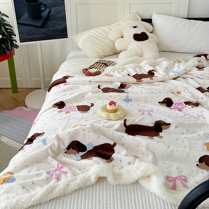 91家纺网 家纺一手货源 找家纺 吉象家纺 2024新款高克重牛奶绒羊羔绒印花毛毯 面包香肠狗