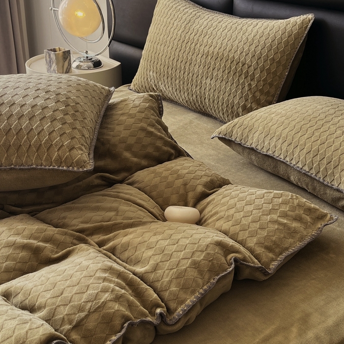 91家纺网 家纺一手货源 找家纺 菡宝 2024新款贝壳边无印风230g雕花绒床单四件套 菱形格-豆绿