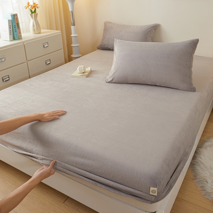 91家纺网 家纺一手货源 找家纺 鑫钰 2024秋冬新款加厚牛奶绒简约纯色床笠 紫灰