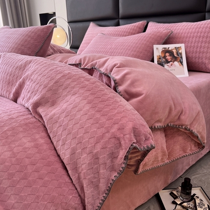 菡宝 2024新款贝壳边无印风230g雕花绒床单四件套 菱形格-豆粉