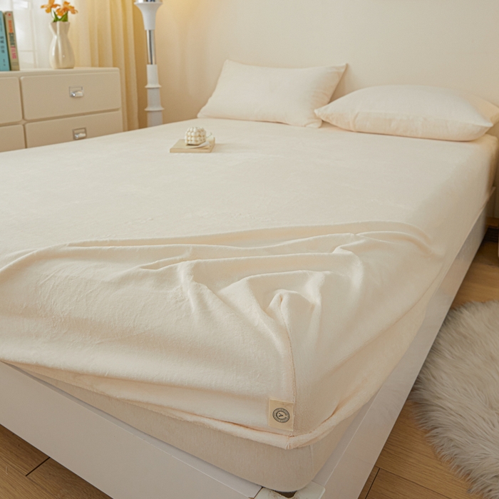 91家纺网 家纺一手货源 找家纺 鑫钰 2024秋冬新款加厚牛奶绒简约纯色床笠 米白