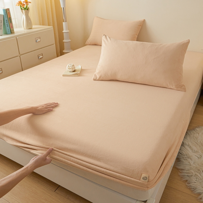 91家纺网 家纺一手货源 找家纺 鑫钰 2024秋冬新款加厚牛奶绒防水床笠 卡其