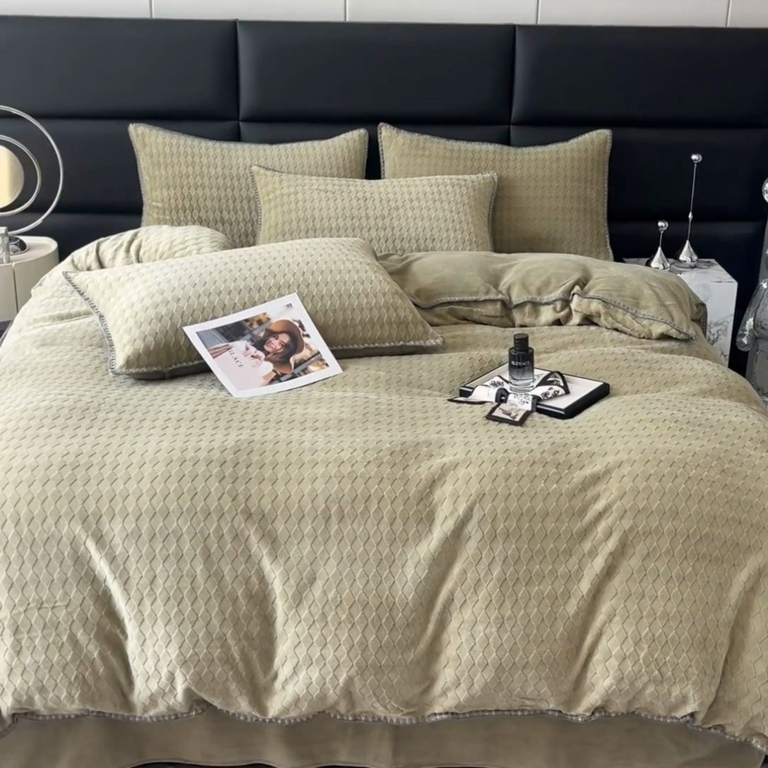 91家纺网 家纺一手货源 找家纺 菡宝 2024新款贝壳边无印风230g雕花绒床单四件套 菱形格-豆绿
