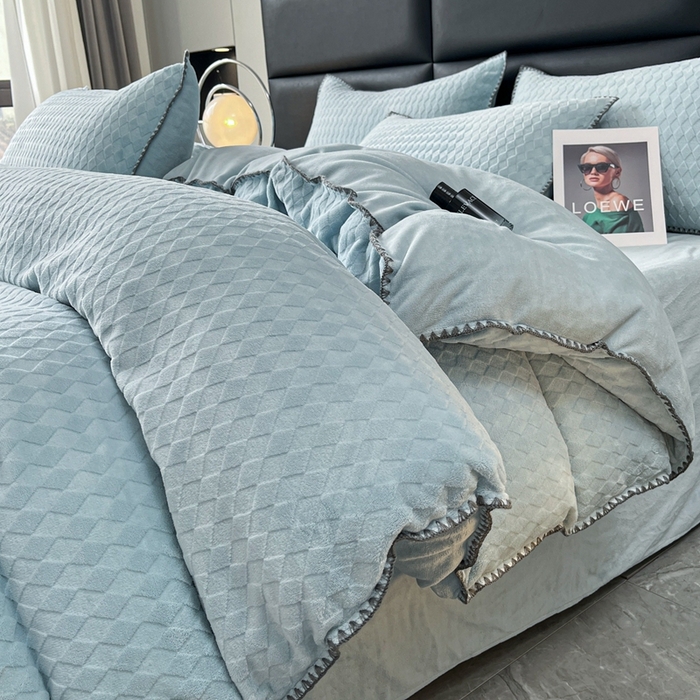 91家纺网 家纺一手货源 找家纺 菡宝 2024新款贝壳边无印风230g雕花绒床单四件套 菱形格-雾兰