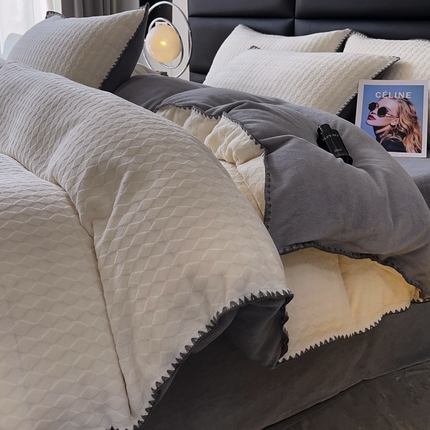 菡宝 2024新款贝壳边无印风230g雕花绒床单四件套 菱形格-白灰