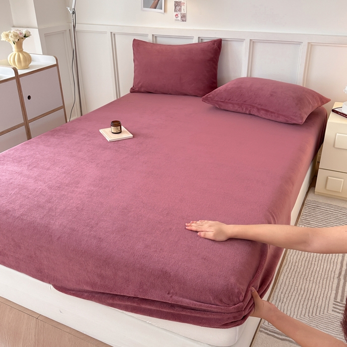 91家纺网 家纺一手货源 找家纺 简宜家居（朝初家纺） 2025新款200克牛奶绒A版床笠 酒红