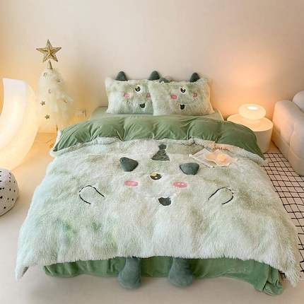 91家纺网 家纺一手货源 找家纺 嗨购家纺 2024新款水貂绒宝宝绒四件套-小怪兽卡通系列（棚拍图） 绿兽奇卡