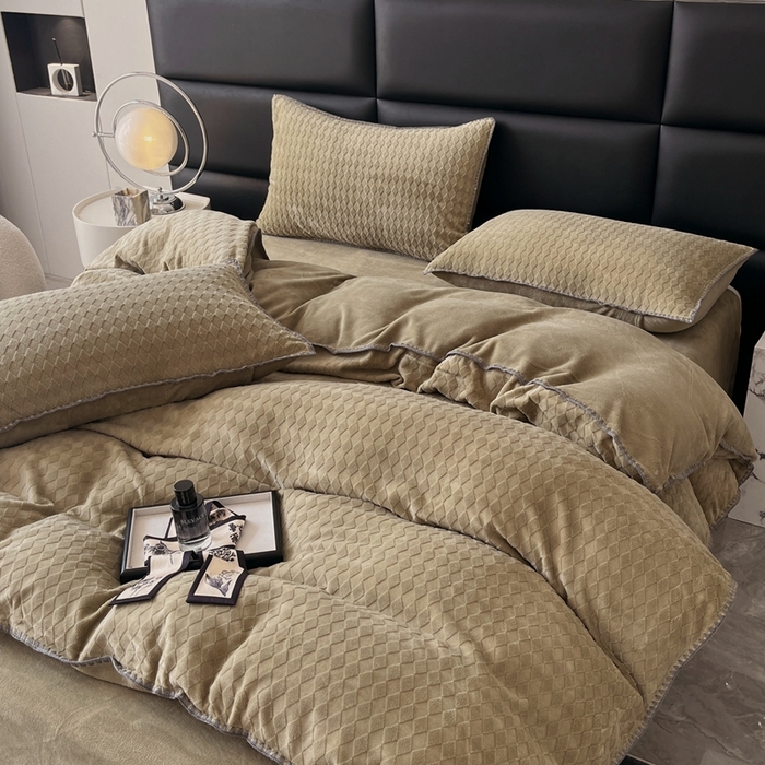 91家纺网 家纺一手货源 找家纺 菡宝 2024新款贝壳边无印风230g雕花绒床单四件套 菱形格-豆绿