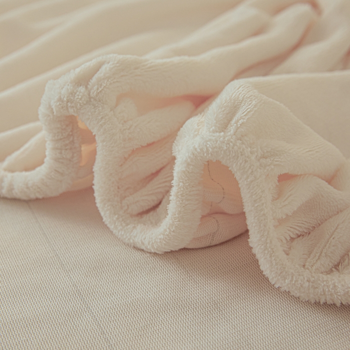 91家纺网 家纺一手货源 找家纺 鑫钰 2024秋冬新款加厚牛奶绒简约纯色床笠 米白