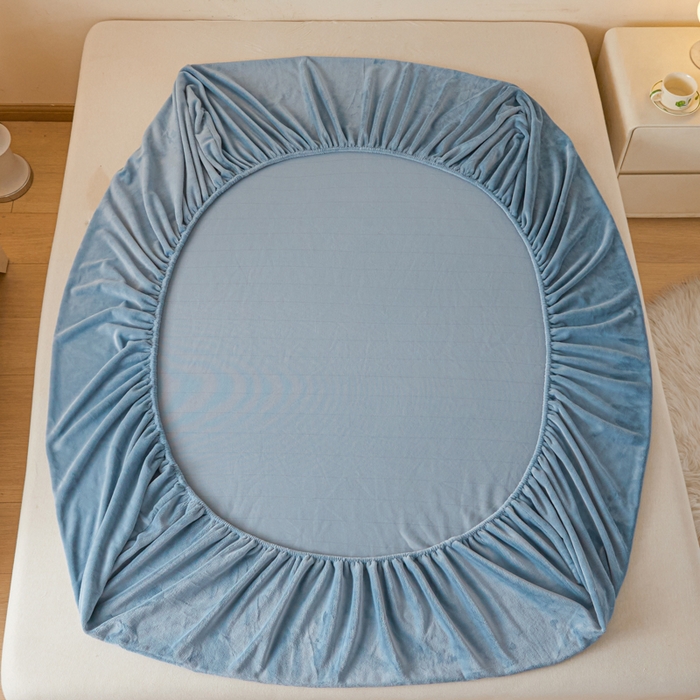 91家纺网 家纺一手货源 找家纺 鑫钰 2024秋冬新款加厚牛奶绒简约纯色床笠 湖蓝