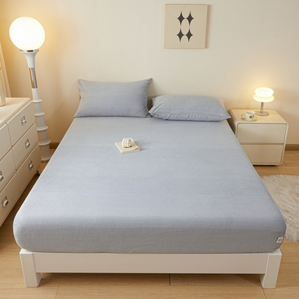 91家纺网 家纺一手货源 找家纺 鑫钰 2024秋冬新款加厚牛奶绒简约纯色床笠 浅灰