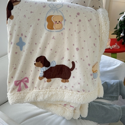 91家纺网 家纺一手货源 找家纺 吉象家纺 2024新款高克重牛奶绒羊羔绒印花毛毯 面包香肠狗