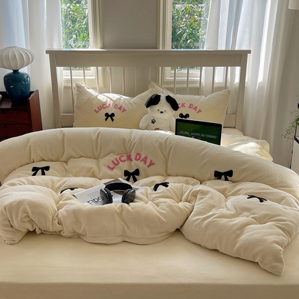 91家纺网 家纺一手货源 找家纺 （总）红嘴企鹅 2025新款牛奶绒毛巾绣四件套