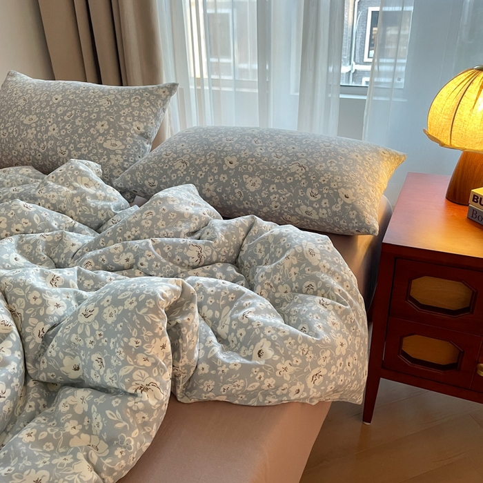 91家纺网 家纺一手货源 找家纺 一比一家纺 2025新款全棉母婴级抗菌有氧全棉双层纱亲肤全棉小清新印花三件套四件套 木槿花-兰