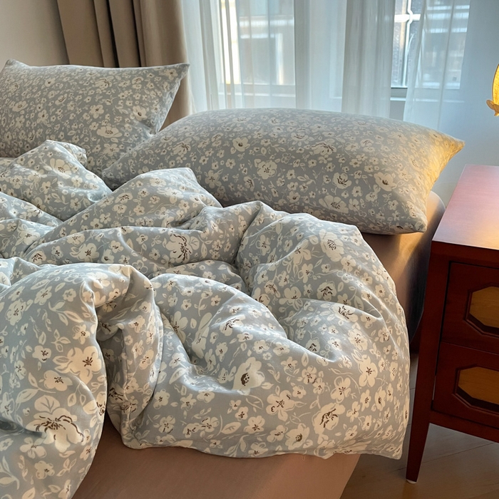 91家纺网 家纺一手货源 找家纺 一比一家纺 2025新款全棉母婴级抗菌有氧全棉双层纱亲肤全棉小清新印花三件套四件套 木槿花-兰