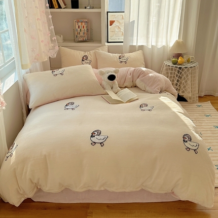 91家纺网 家纺一手货源 找家纺 （总）红嘴企鹅 2025新款牛奶绒毛巾绣四件套