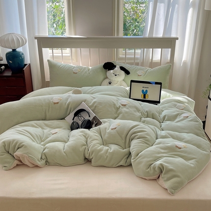 91家纺网 家纺一手货源 找家纺 （总）红嘴企鹅 2025新款牛奶绒毛巾绣四件套