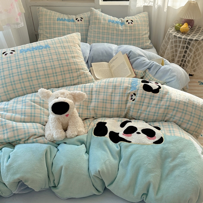 91家纺网 家纺一手货源 找家纺 红嘴企鹅 2025新款混搭牛奶绒卡通系列四件套 团子熊猫