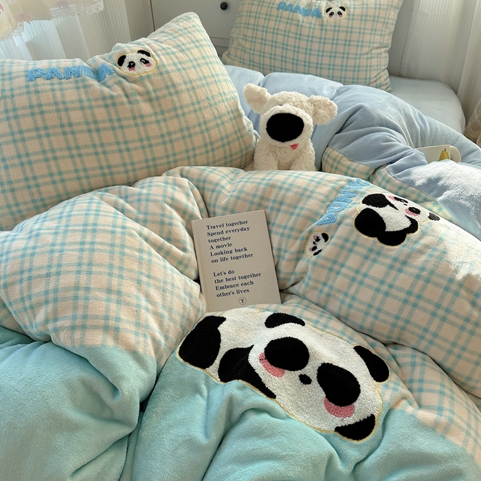 91家纺网 家纺一手货源 找家纺 红嘴企鹅 2025新款混搭牛奶绒卡通系列四件套 团子熊猫