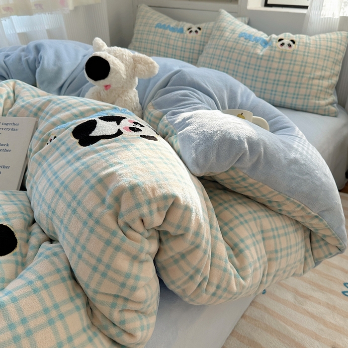 91家纺网 家纺一手货源 找家纺 红嘴企鹅 2025新款混搭牛奶绒卡通系列四件套 团子熊猫