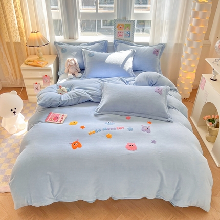 91家纺网 家纺一手货源 找家纺 （总）芯贝儿 2024款小清新加厚保暖牛奶绒毛巾绣花宝宝绒雕花绒法莱绒四件套-小怪兽