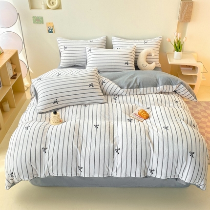 91家纺网 家纺一手货源 找家纺 2024新款高克重印花牛奶绒四件套条纹风格二 浅灰蝴蝶结