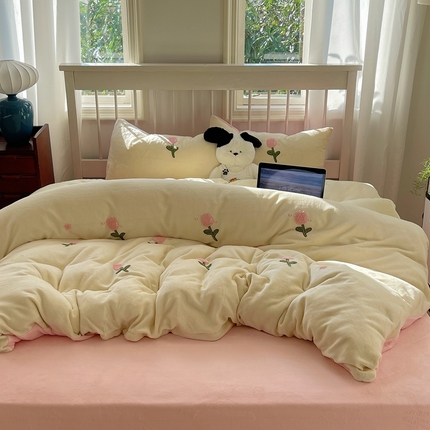 91家纺网 家纺一手货源 找家纺 （总）红嘴企鹅 2025新款牛奶绒毛巾绣四件套