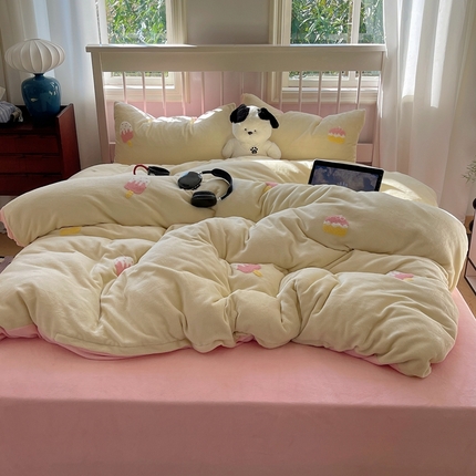 91家纺网 家纺一手货源 找家纺 （总）红嘴企鹅 2025新款牛奶绒毛巾绣四件套