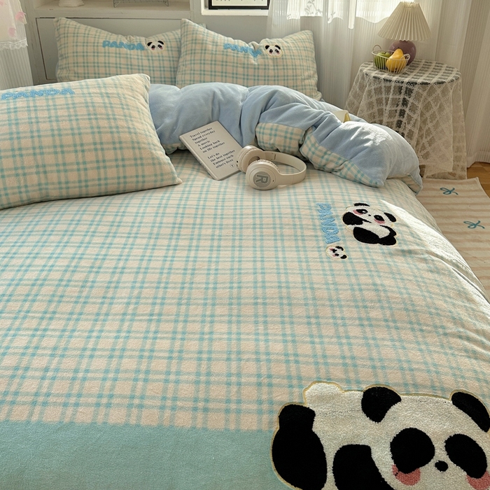 91家纺网 家纺一手货源 找家纺 红嘴企鹅 2025新款混搭牛奶绒卡通系列四件套 团子熊猫