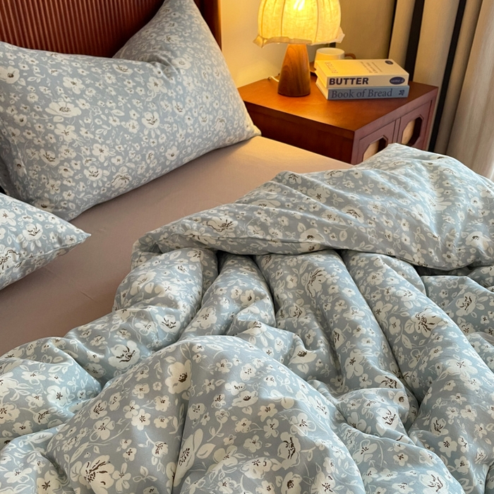 91家纺网 家纺一手货源 找家纺 一比一家纺 2025新款全棉母婴级抗菌有氧全棉双层纱亲肤全棉小清新印花三件套四件套 木槿花-兰