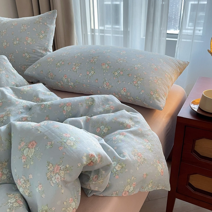 91家纺网 家纺一手货源 找家纺 一比一家纺 2025新款全棉母婴级抗菌有氧全棉双层纱亲肤全棉小清新印花三件套四件套 小苍兰