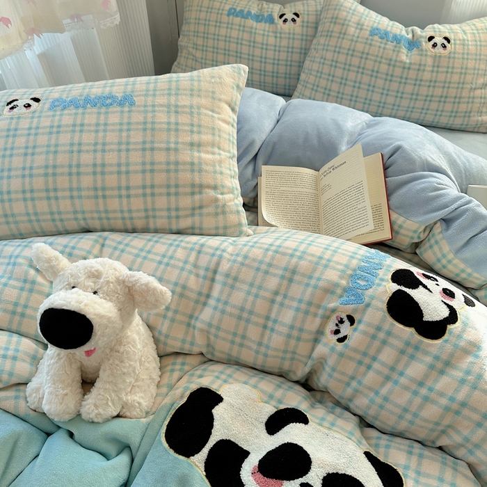 91家纺网 家纺一手货源 找家纺 红嘴企鹅 2025新款混搭牛奶绒卡通系列四件套 团子熊猫
