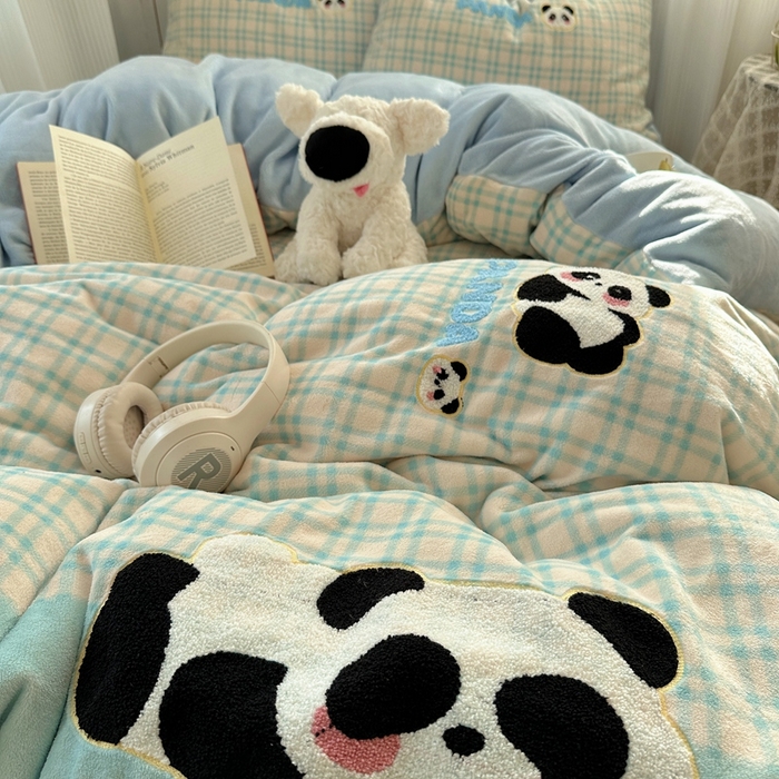 91家纺网 家纺一手货源 找家纺 红嘴企鹅 2025新款混搭牛奶绒卡通系列四件套 团子熊猫