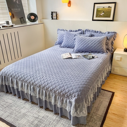 91家纺网 家纺一手货源 找家纺 库里梦家纺 2024新款雕花牛奶绒夹棉床盖 床盖-绿茵小熊-蓝