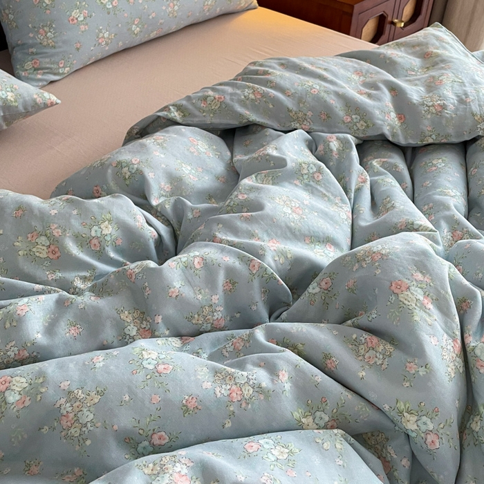 91家纺网 家纺一手货源 找家纺 一比一家纺 2025新款全棉母婴级抗菌有氧全棉双层纱亲肤全棉小清新印花三件套四件套 小苍兰