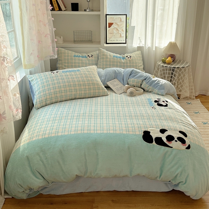 91家纺网 家纺一手货源 找家纺 红嘴企鹅 2025新款混搭牛奶绒卡通系列四件套 团子熊猫