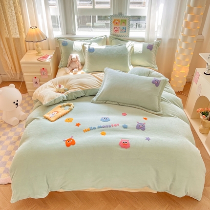 91家纺网 家纺一手货源 找家纺 芯贝儿 2024款小清新加厚保暖牛奶绒毛巾绣花宝宝绒雕花绒法莱绒四件套-小怪兽 小怪兽--香草绿