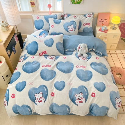 91家纺网 家纺一手货源 找家纺 寐眠 2024新款高克重印花牛奶绒四件套风格一 蝴蝶结小熊