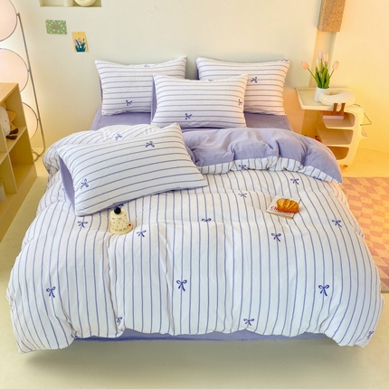 91家纺网 家纺一手货源 找家纺 2024新款高克重印花牛奶绒四件套条纹风格二 风信紫蝴蝶结