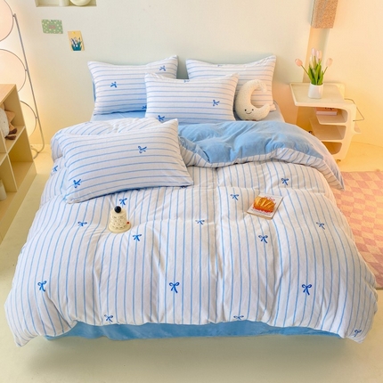 91家纺网 家纺一手货源 找家纺 2024新款高克重印花牛奶绒四件套条纹风格二 婴儿蓝蝴蝶结