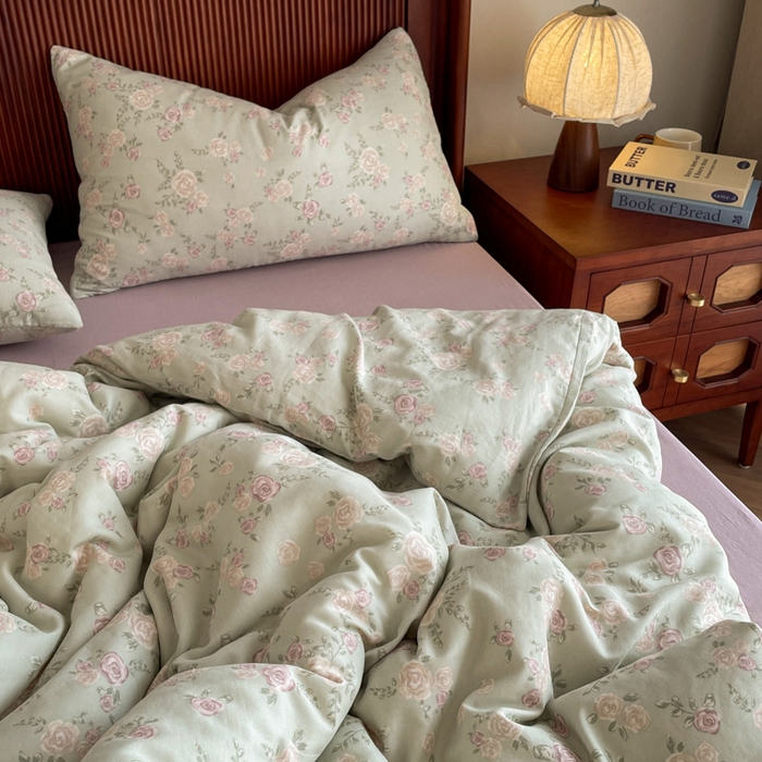 91家纺网 家纺一手货源 找家纺 一比一家纺 2025新款全棉母婴级抗菌有氧全棉双层纱亲肤全棉小清新印花三件套四件套 木槿-紫