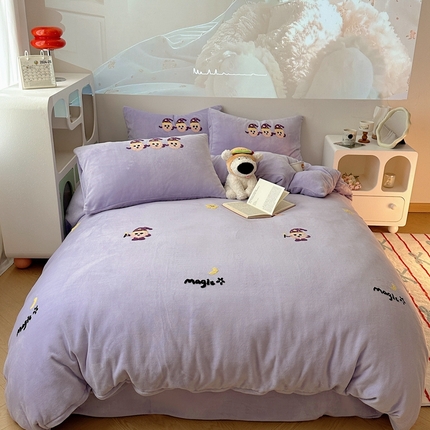 91家纺网 家纺一手货源 找家纺 （总）红嘴企鹅 2025新款牛奶绒毛巾绣四件套