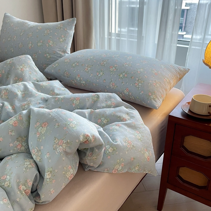 91家纺网 家纺一手货源 找家纺 一比一家纺 2025新款全棉母婴级抗菌有氧全棉双层纱亲肤全棉小清新印花三件套四件套 小苍兰