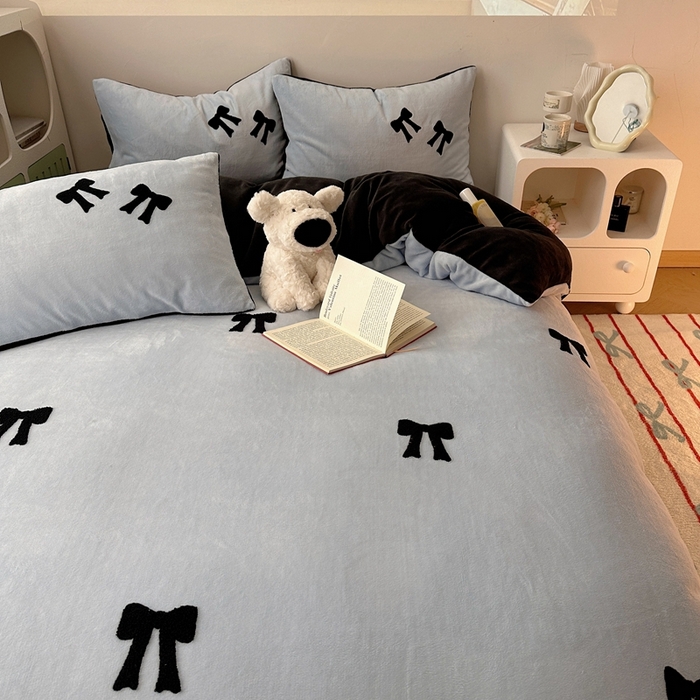 91家纺网 家纺一手货源 找家纺 红嘴企鹅 2025新款牛奶绒毛巾绣四件套 蝴蝶结蓝色