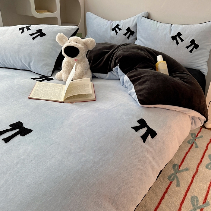 91家纺网 家纺一手货源 找家纺 红嘴企鹅 2025新款牛奶绒毛巾绣四件套 蝴蝶结蓝色